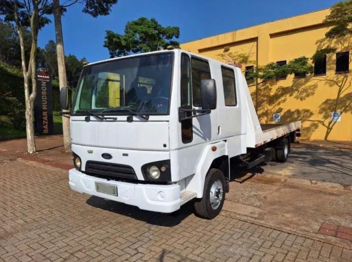 Caminhão guincho com cabine dupla para transportar passageiros