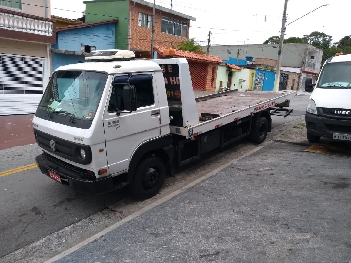 Caminhão plataforma pronto para atendimento